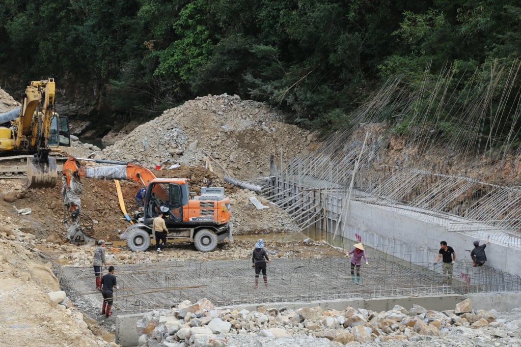 クアンソン村3番村のダム建設後のダムと灌漑用水路を固めるプロジェクトの建設