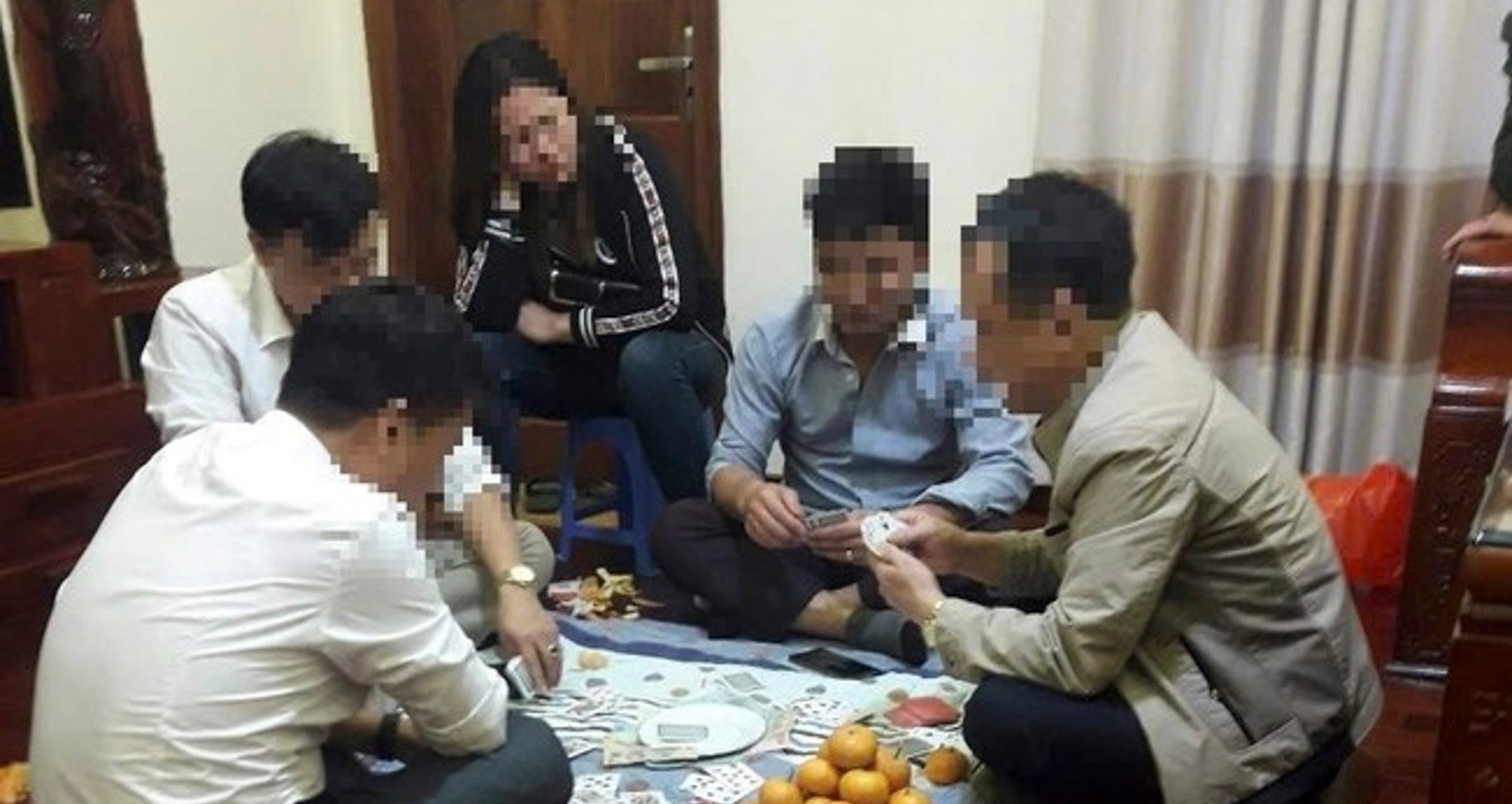 Verifying images and clips of suspected commune leaders in Bac Ninh gambling for money