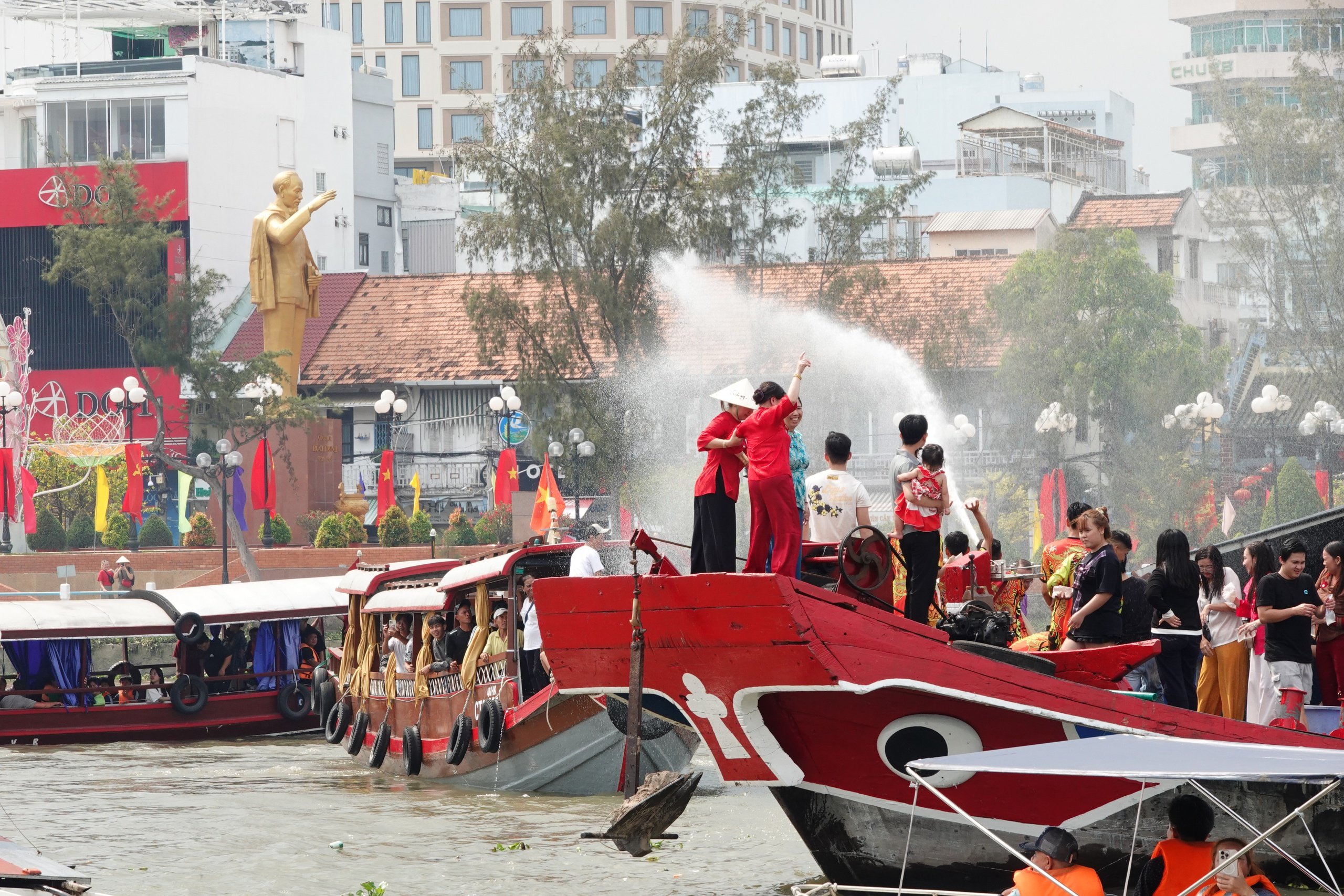 Độc đáo miền Tây: Hàng trăm ghe, tàu ra sông Hậu chơi lễ hội tống phong- Ảnh 3.