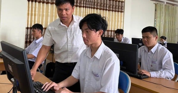 Un profesor capacitó a 10 estudiantes para ganar premios nacionales.