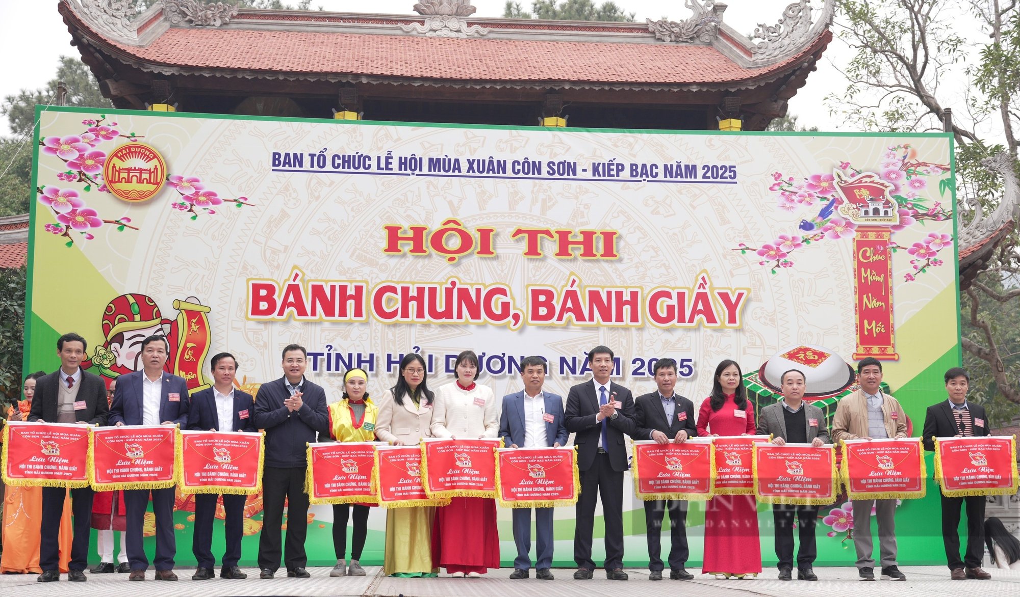 Nông dân Hải Dương trẩy hội xuân Côn Sơn Kiếp Bạc thi gói bánh chưng, giã bánh giầy xem ai khéo tay- Ảnh 1.