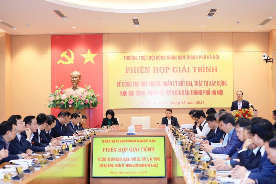 Quang cảnh phiên họp giải trình của Thường trực HĐND TP Hà Nội về công tác quy hoạch, quản lý đất đai, trật tự xây dựng khu bão sông, ngoài đê trên địa bàn TP Hà Nội