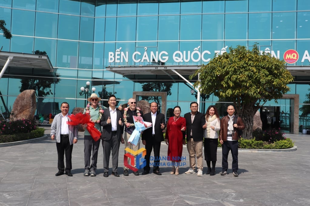 The group took souvenir photos before going on a tour to explore Bai Tu Long Bay and Ha Long Bay.