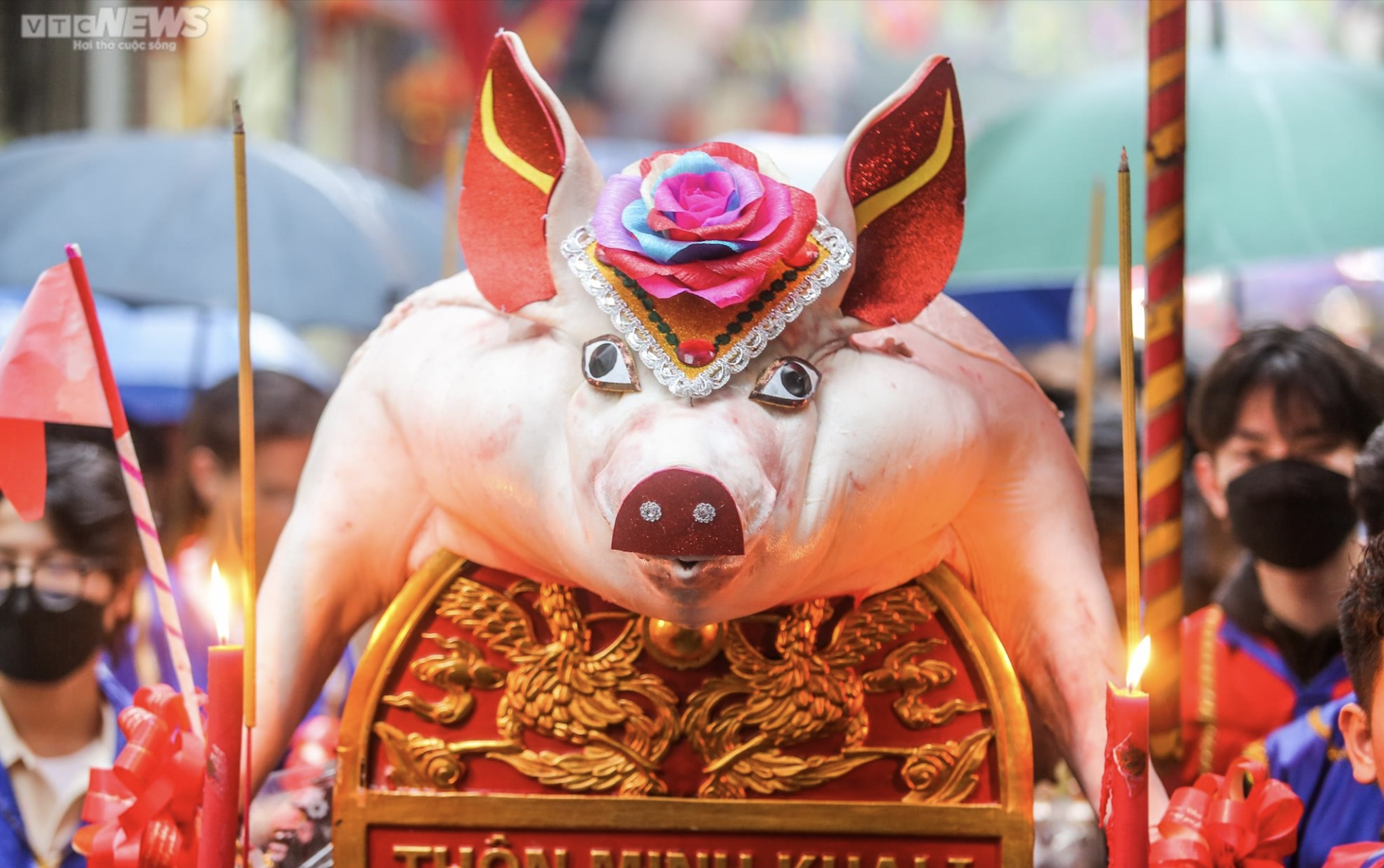 Regarder la procession des « cochons » à La Phu (Hanoï) toute la nuit