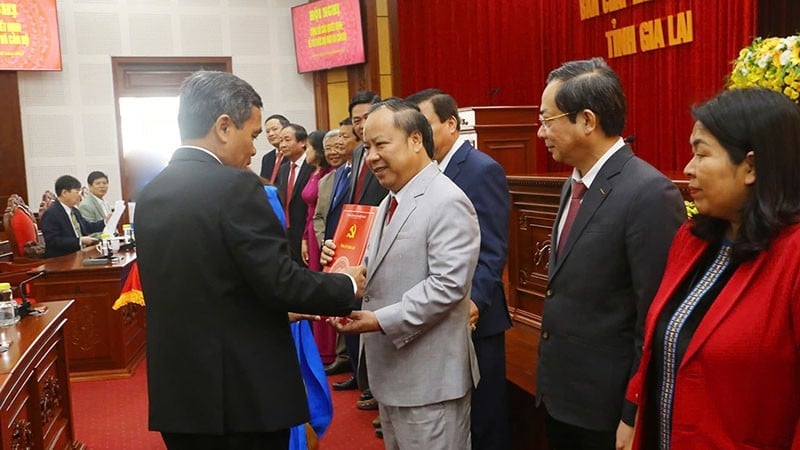 Comrade Ho Van Nien, member of the Party Central Committee, Secretary of the Provincial Party Committee, presented the Decision to comrade Chau Ngoc Tuan.