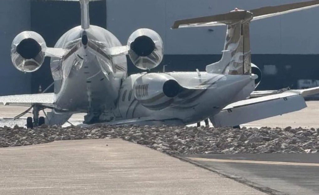 飛行機が滑走路から外れて墜落、5人負傷、写真1