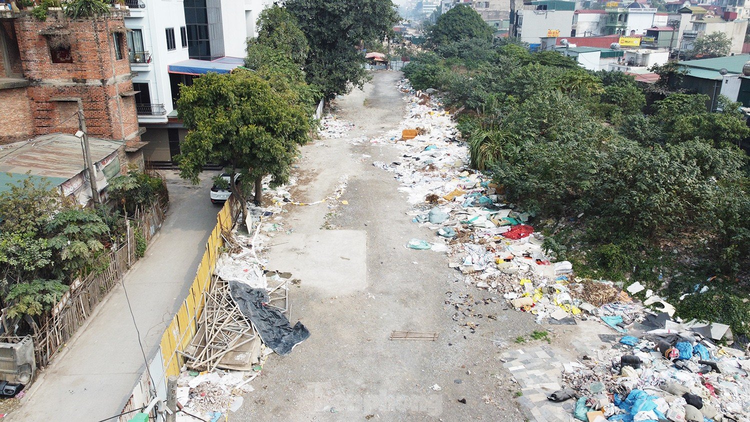 Hanoi : la route inachevée d'un milliard de dollars est pleine de déchets et de poussière, photo 3