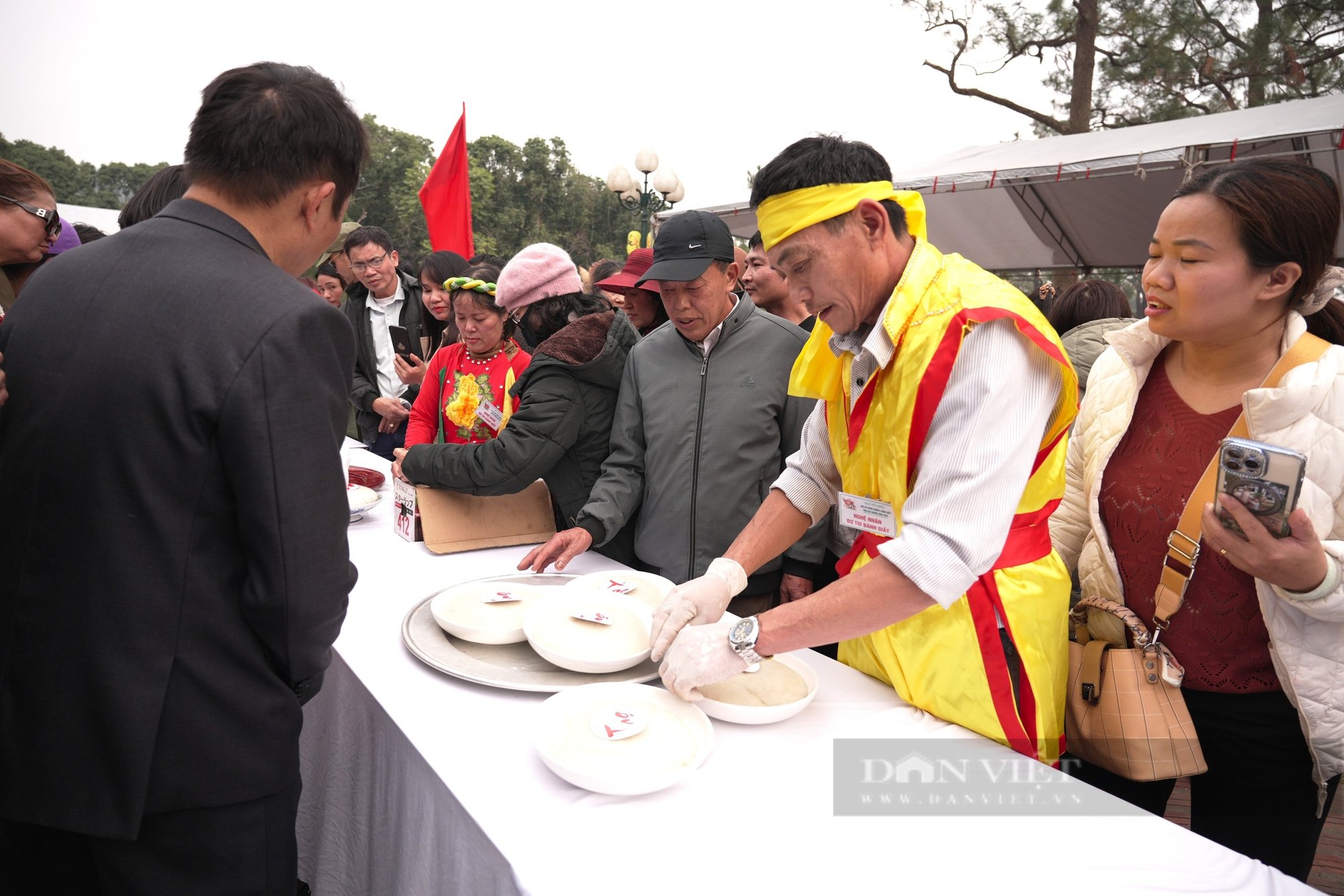 Nông dân Hải Dương trẩy hội xuân Côn Sơn Kiếp Bạc thi gói bánh chưng, giã bánh giầy xem ai khéo tay- Ảnh 16.