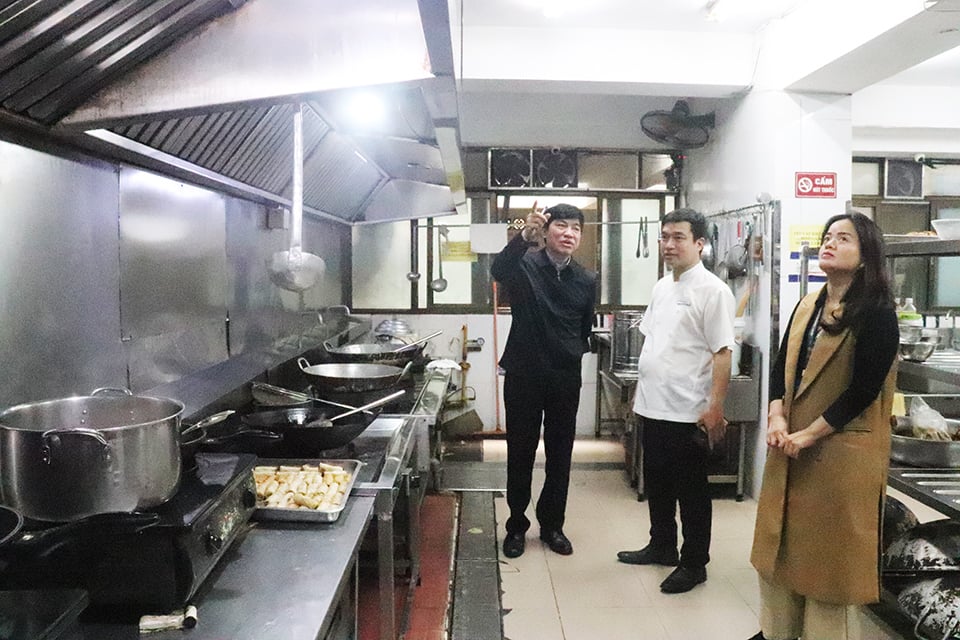 The delegation inspected the kitchen at the National Assembly Guest House (27A Tran Hung Dao, Hoan Kiem).