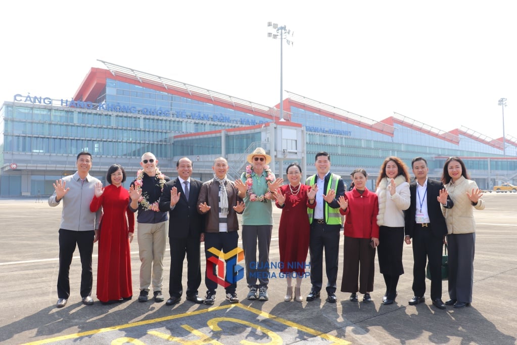 The delegation took a souvenir photo at Van Don International Airport.