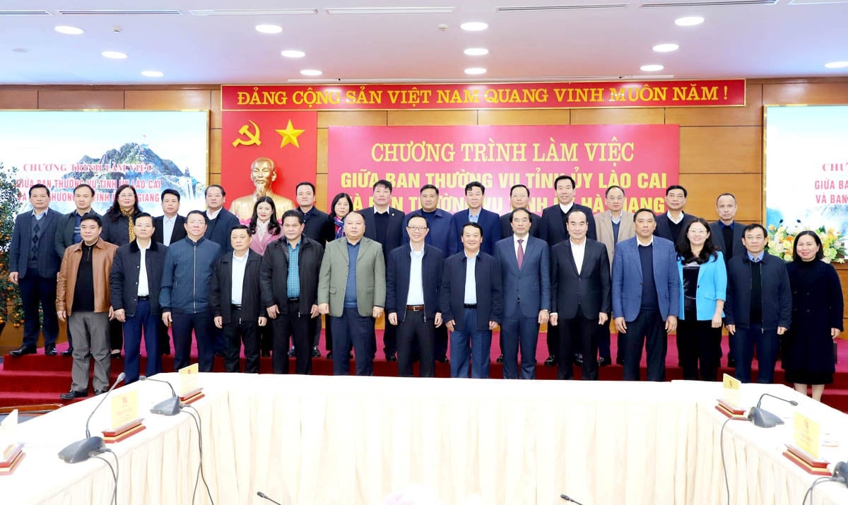 Le Comité permanent du Comité provincial du Parti a pris une photo souvenir avec le Comité permanent du Comité provincial du Parti de Lao Cai