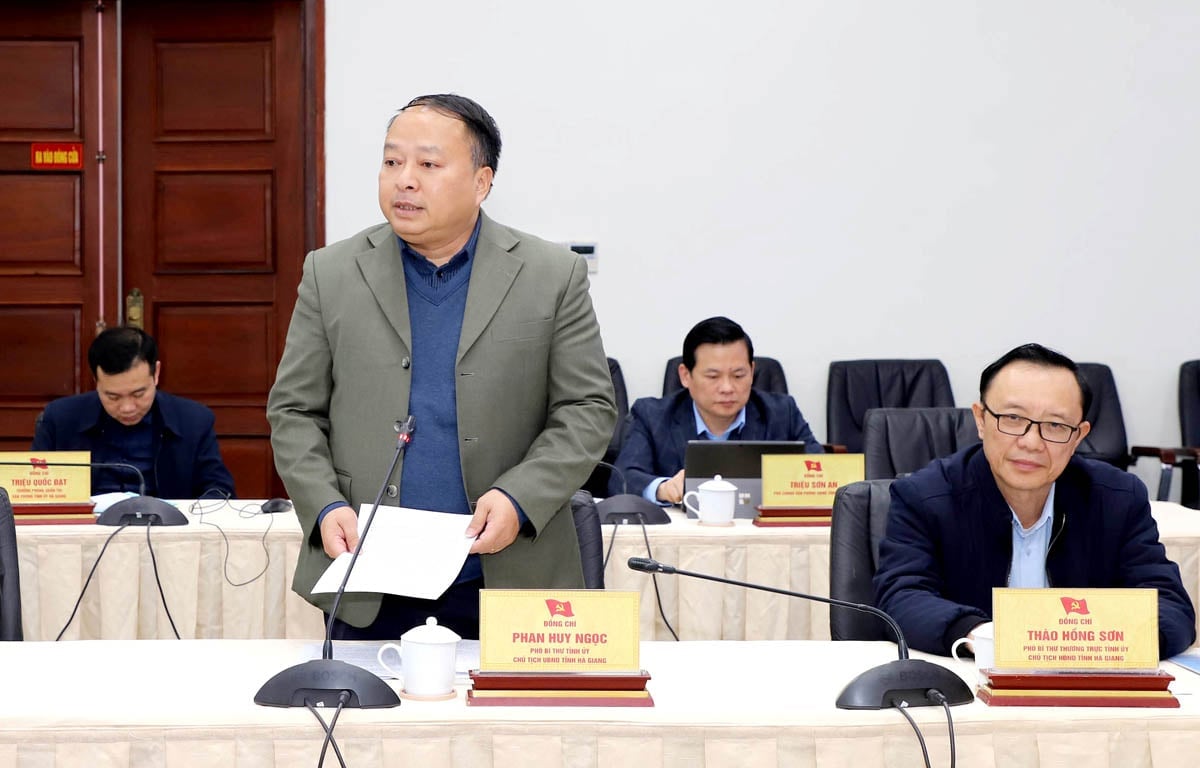 Le secrétaire adjoint du Comité provincial du Parti et président du Comité populaire provincial, Phan Huy Ngoc, a donné un aperçu de la province de Ha Giang au Comité permanent du Comité provincial du Parti de Lao Cai.