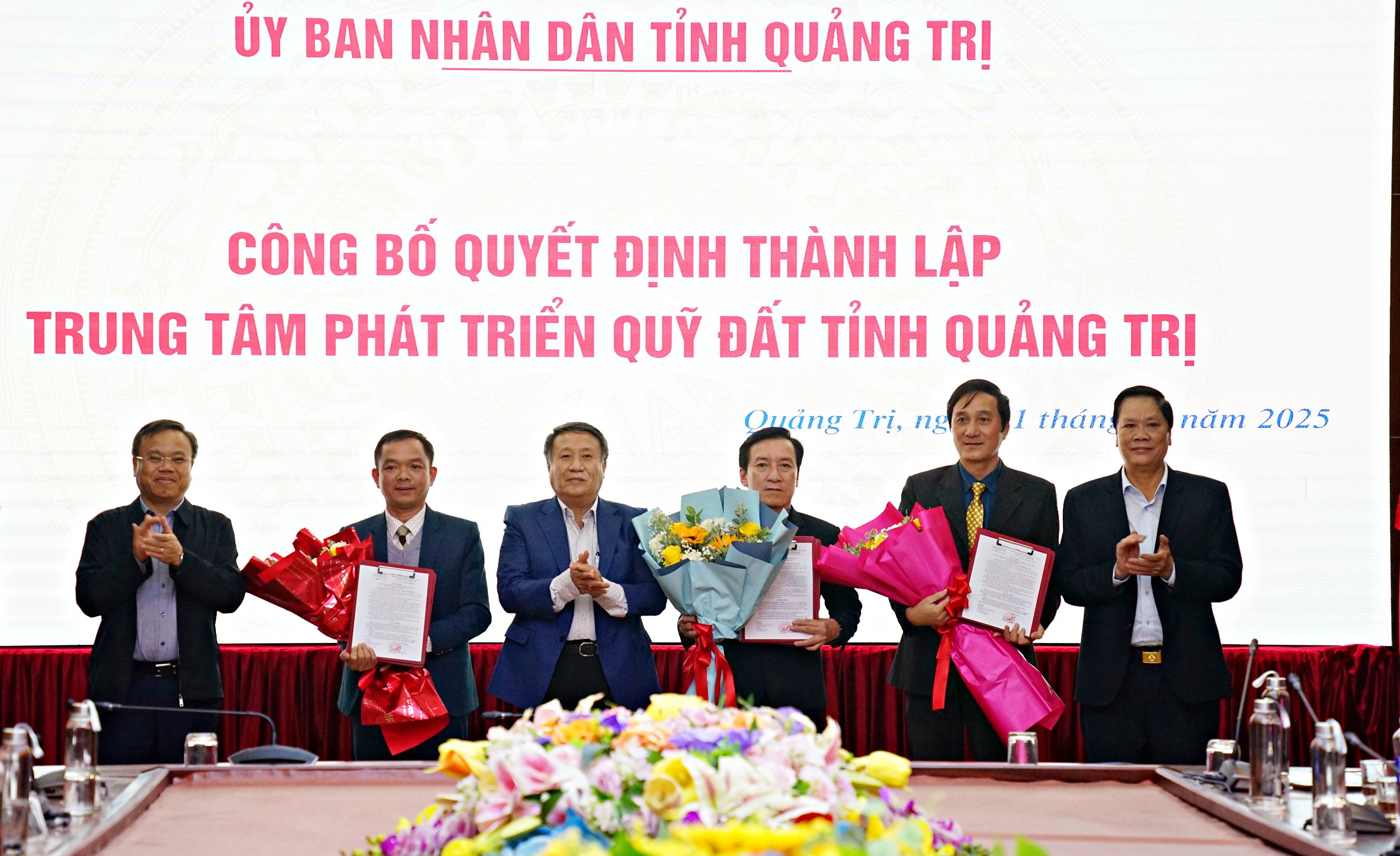 Announcing the decision to establish the Land Fund Development Center under the People's Committee of Quang Tri province