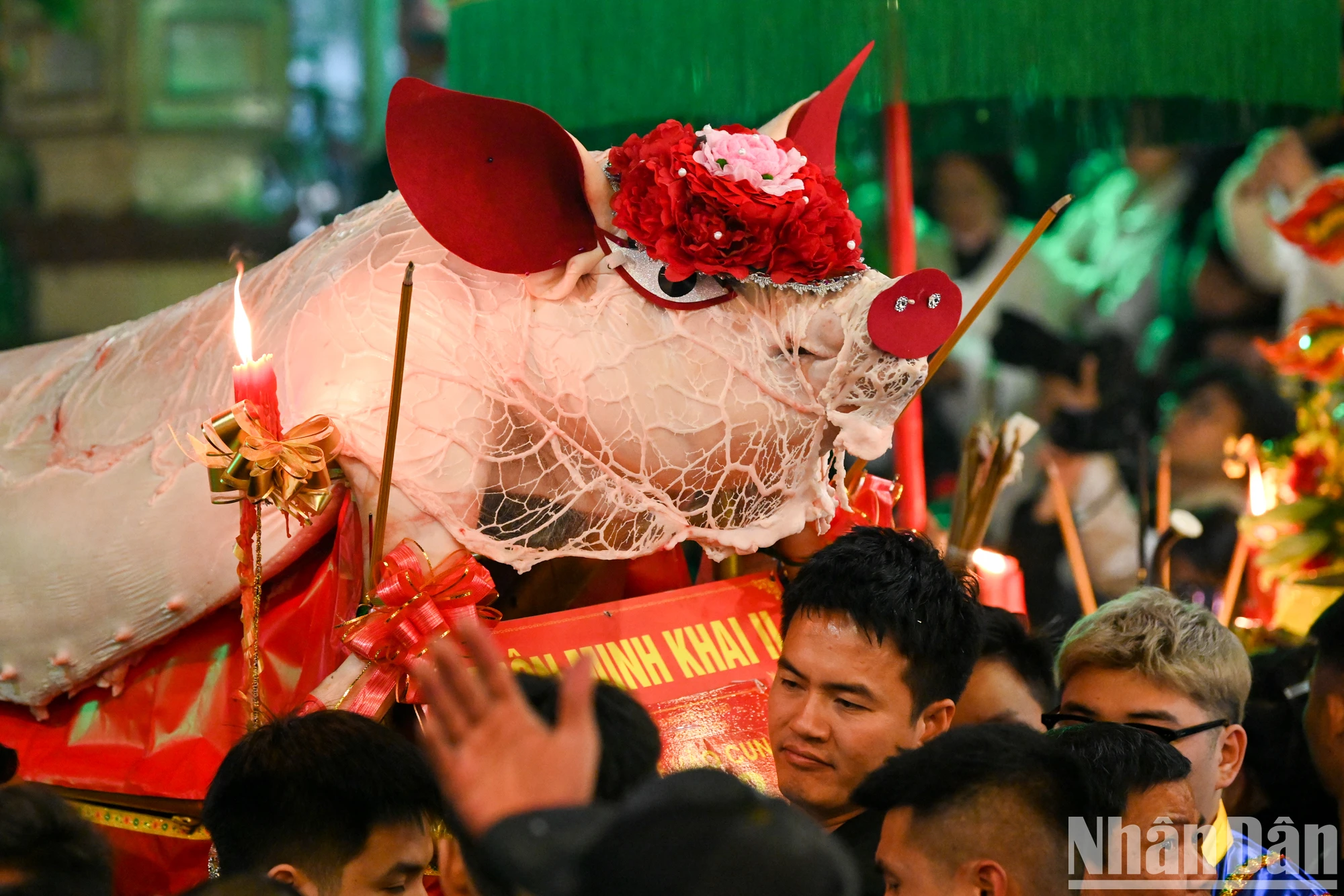 [Foto] Die Leute bleiben die ganze Nacht auf, um die Prozession des riesigen „Schweins“ im Dorf La Phu zu sehen. Foto 11