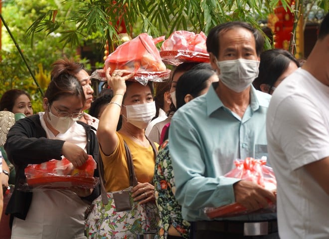 VIDEO: Xếp hàng chờ cải vận tại Chùa Ngọc Hoàng- Ảnh 2.