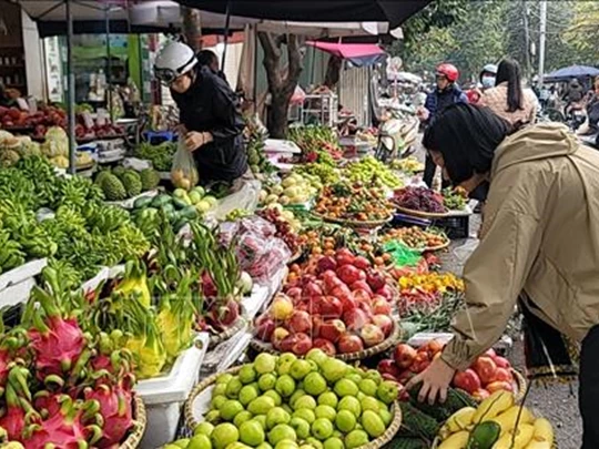 Bustling market serving the 15th day of the first lunar month