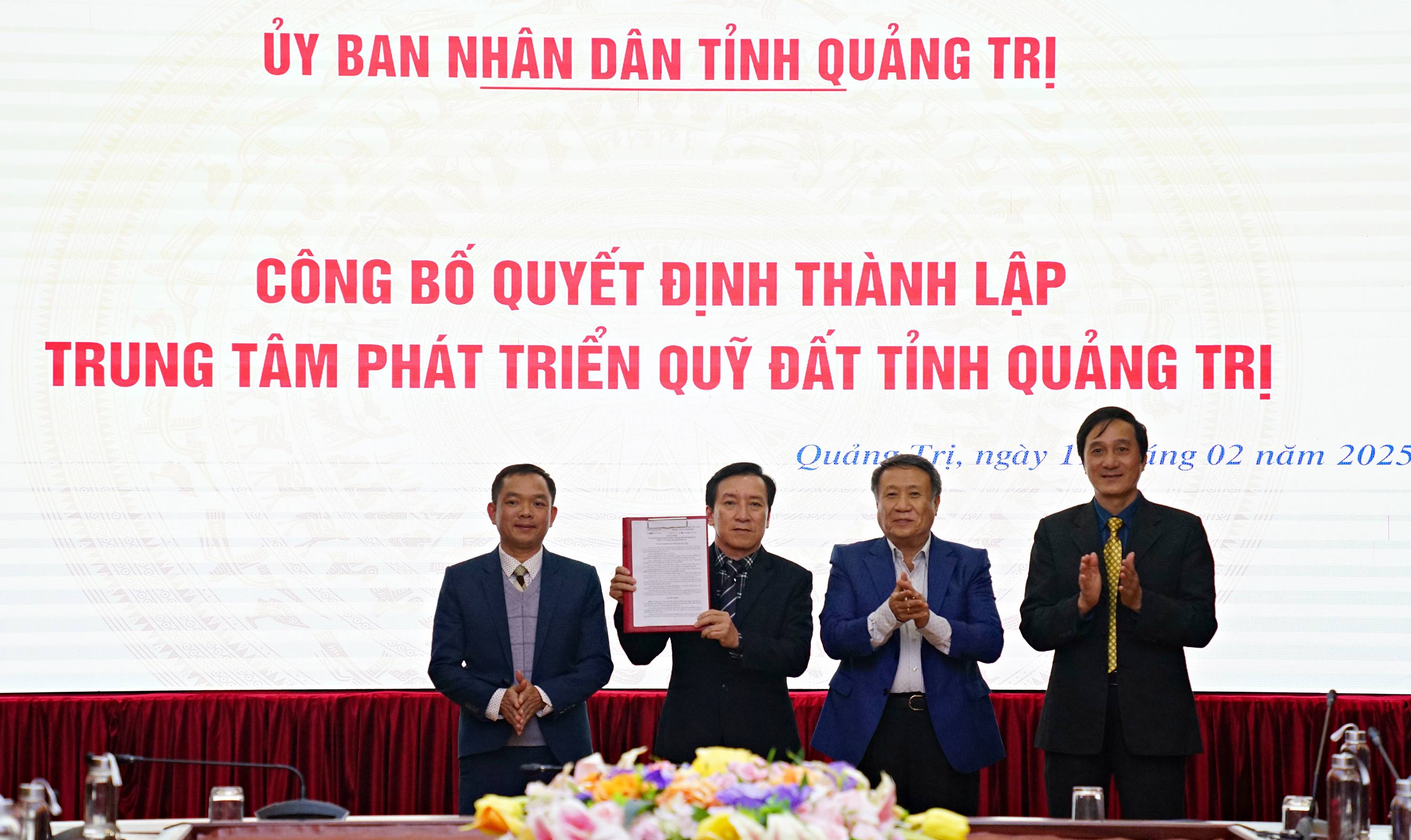 Announcing the decision to establish the Land Fund Development Center under the People's Committee of Quang Tri province