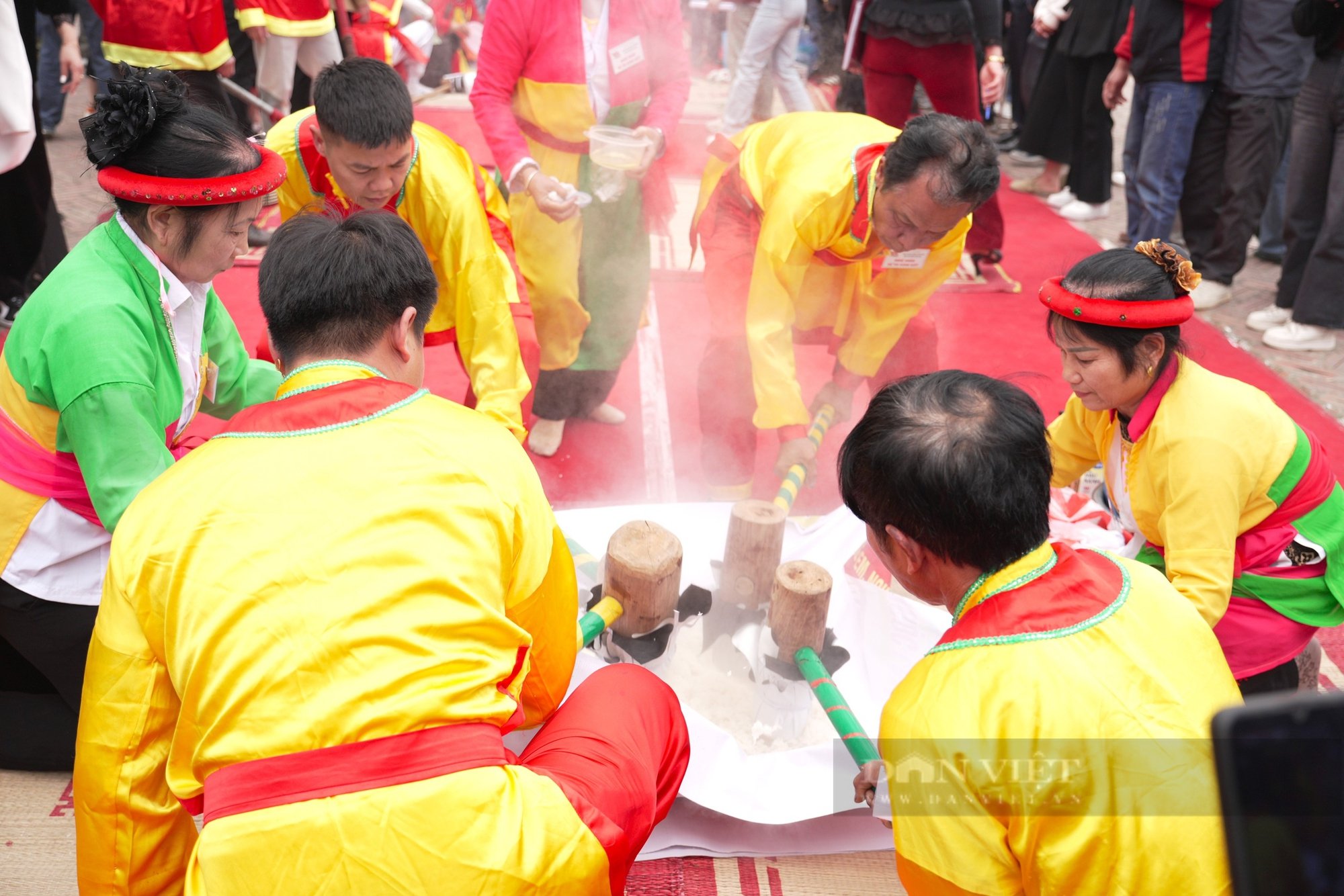 Nông dân Hải Dương trẩy hội xuân Côn Sơn Kiếp Bạc thi gói bánh chưng, giã bánh giầy xem ai khéo tay- Ảnh 14.