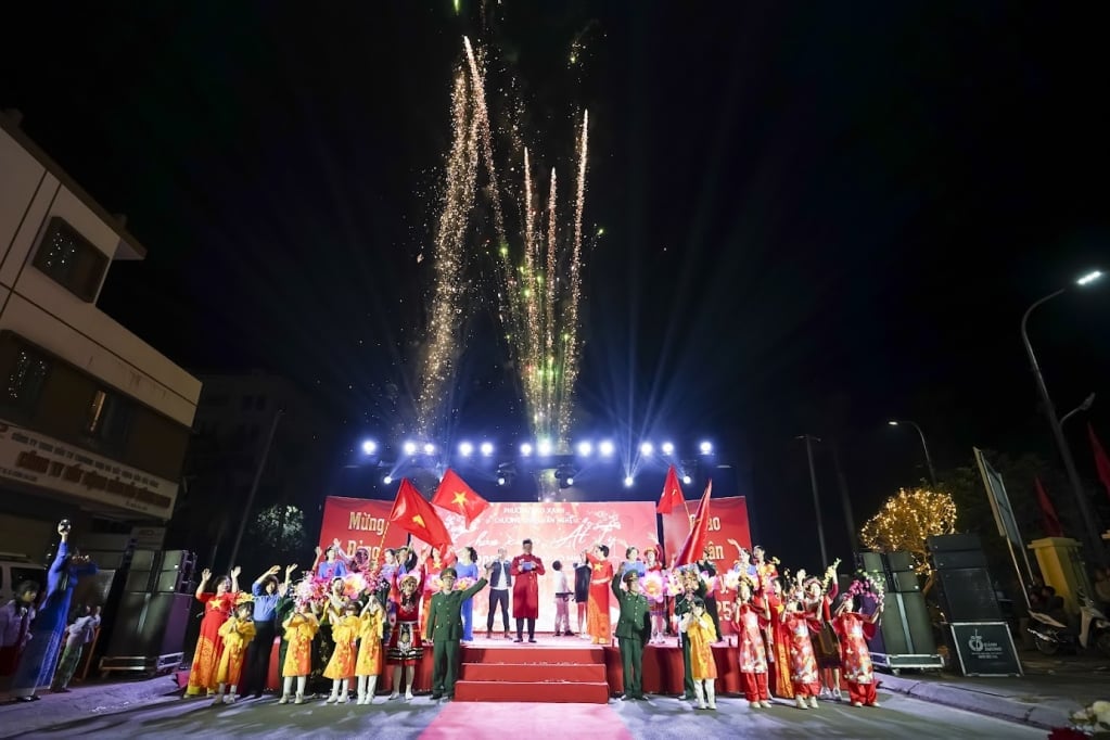 El barrio de Cao Xanh organizó un programa cultural para Celebrar la Fiesta y Celebrar la Primavera, creando una atmósfera alegre y emocionante entre la gente hacia el 26º Congreso del Partido de la Ciudad de Ha Long.