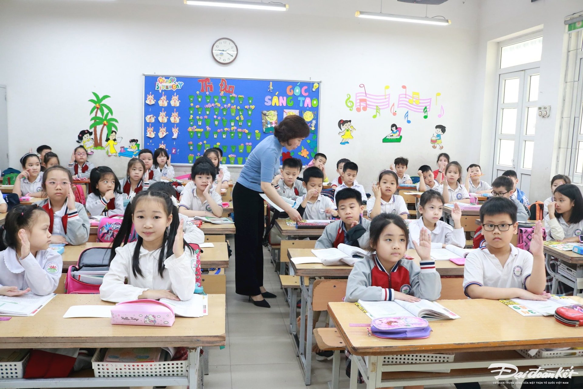 Eine reguläre Klasse von Lehrern und Schülern an der Dong Thai Primary School (Bezirk Tay Ho, Hanoi).