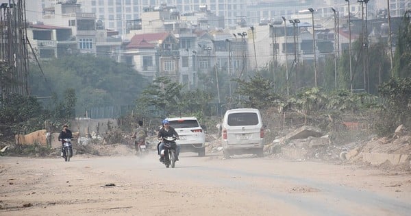 미완성된 수조 달러 규모의 도로는 쓰레기와 먼지로 가득 차 있다.