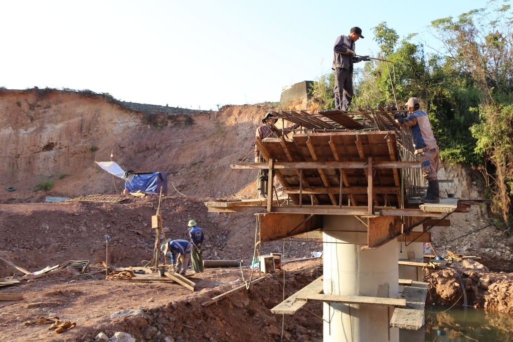 Projet de construction du pont de remplacement du déversoir de Po Lo et de modernisation des routes du village 7, 8, 9 vers le centre de la commune de Quang Phong jusqu'au parc industriel de Texhong dans le parc industriel du port maritime de Hai Ha