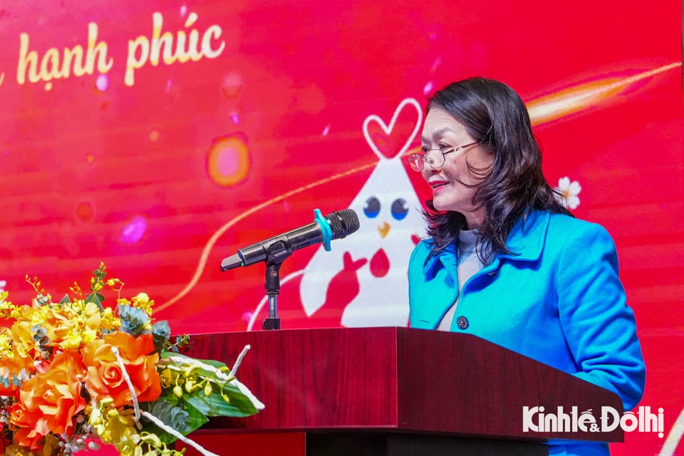 La presidenta del Comité Central de la Sociedad de la Cruz Roja de Vietnam y jefa adjunta permanente del Comité Directivo Nacional para la Movilización de Donantes de Sangre, Bui Thi Hoa, habló en la ceremonia.