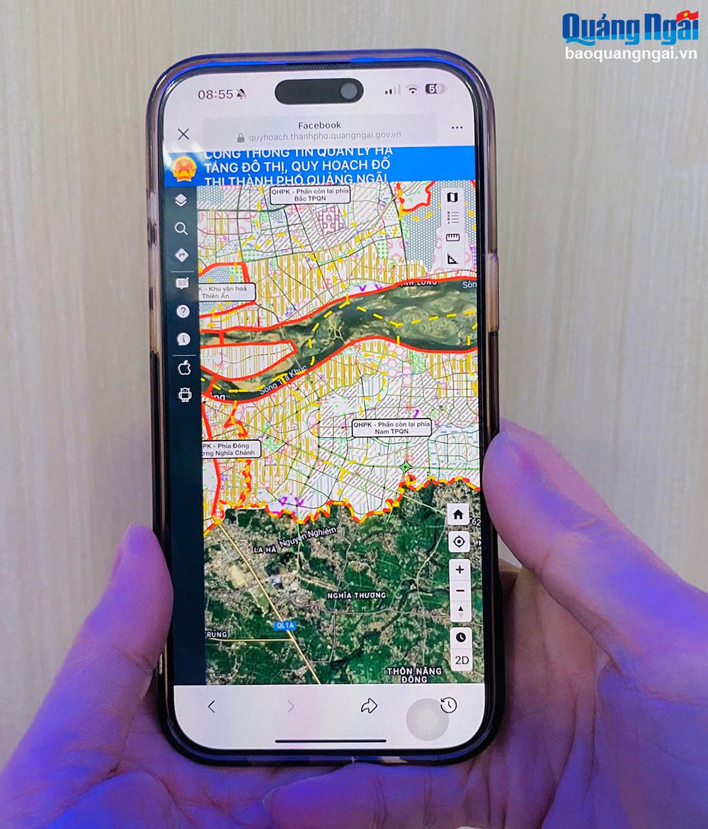 People use their phones to access and look up urban planning information in Quang Ngai City.