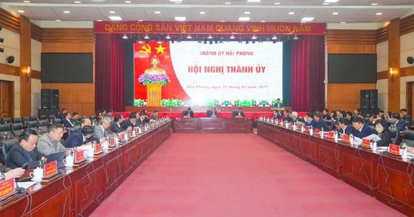 Two Standing Committee members of the City Party Committee and one Vice Chairman of the City People's Committee asked for early retirement.