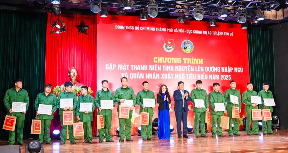 Entrega de certificados y regalos a los jóvenes voluntarios que se marcharán al servicio militar en 2025 - Foto: M.H