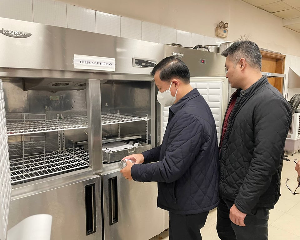 Head of Hanoi Food Safety Department Dang Thanh Phong checks food sample storage.