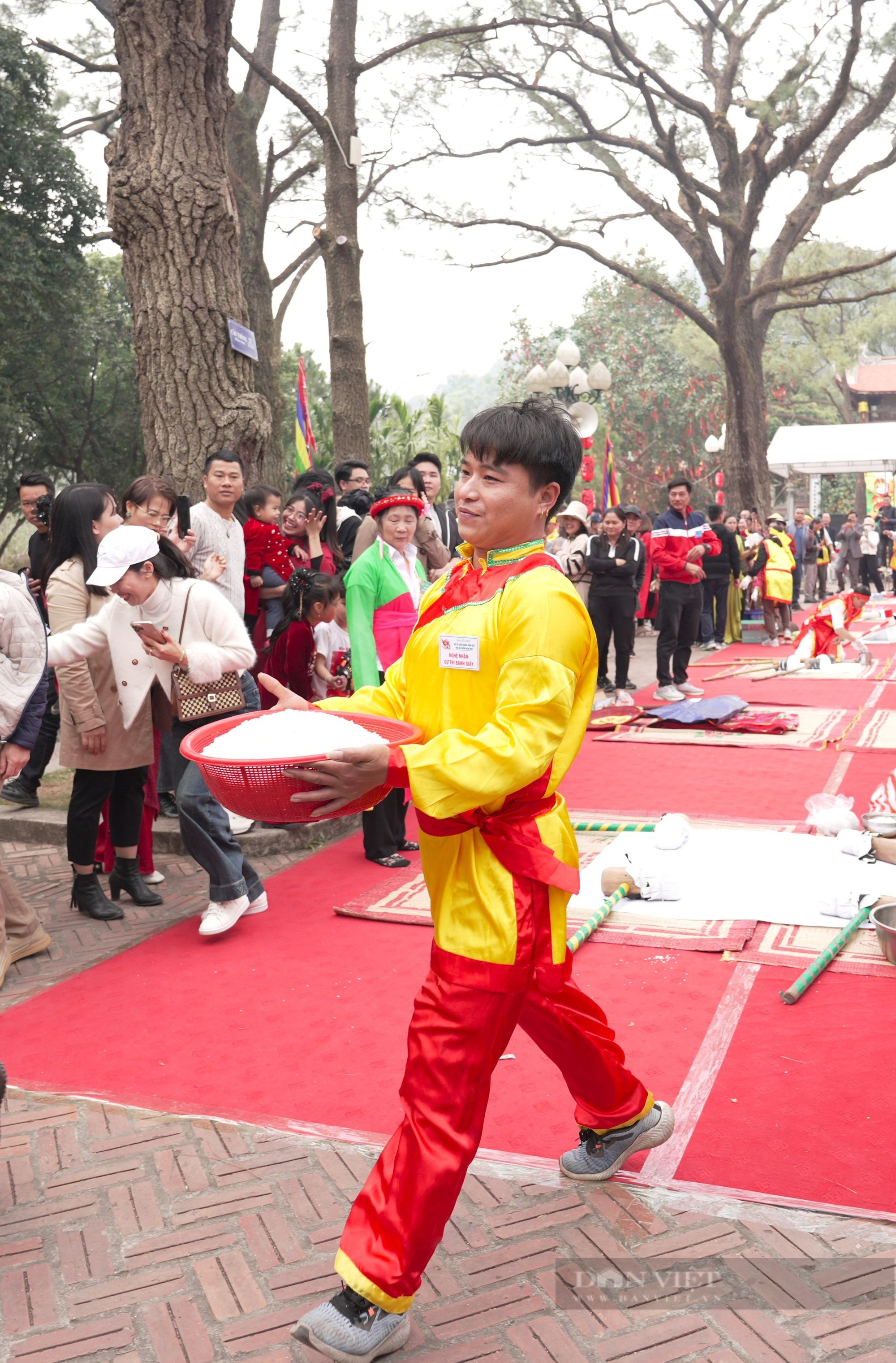 Nông dân Hải Dương trẩy hội xuân Côn Sơn Kiếp Bạc thi gói bánh chưng, giã bánh giầy xem ai khéo tay- Ảnh 10.