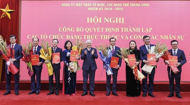 Parteisekretär und Vorsitzender des Zentralkomitees der Vietnamesischen Vaterländischen Front, Do Van Chien, stellte den Genossen in den Beratungs- und Unterstützungsagenturen des Parteikomitees der Vietnamesischen Vaterländischen Front und den zentralen Massenorganisationen die Entscheidung zur Personalarbeit vor. 