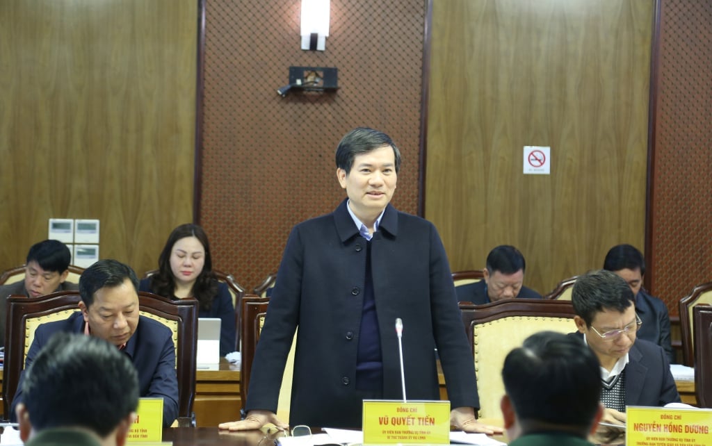 El camarada Vu Quyet Tien, secretario del Comité del Partido de la ciudad de Ha Long, habló en la conferencia.