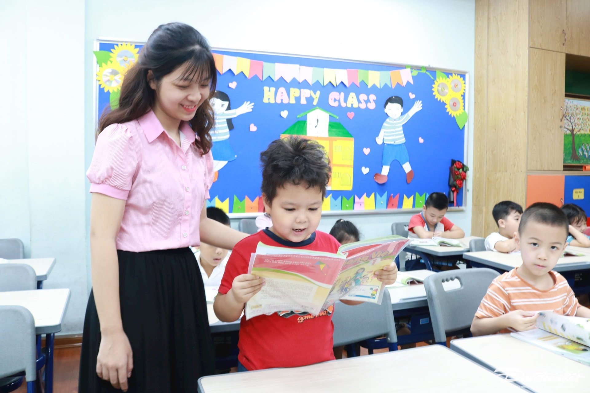 Enseignants et élèves de l'école intermédiaire Nguyen Binh Khiem (Hanoï).