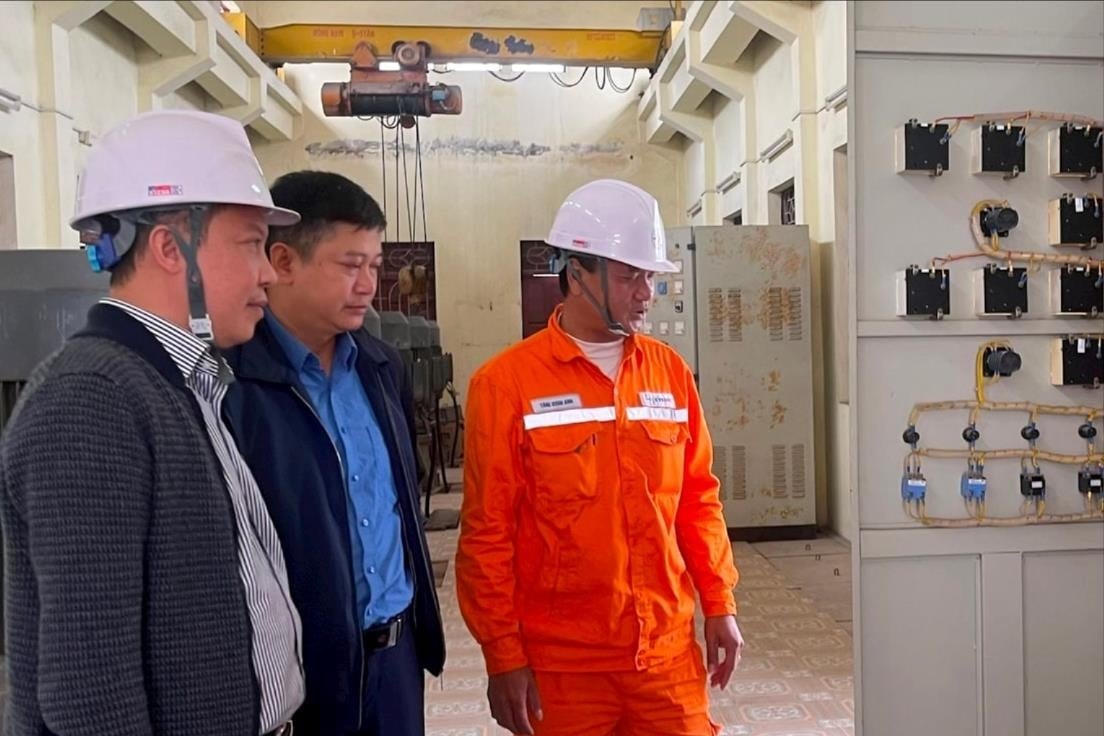 Hai Duong Electricity provides stable power to pumping stations to take water for flood