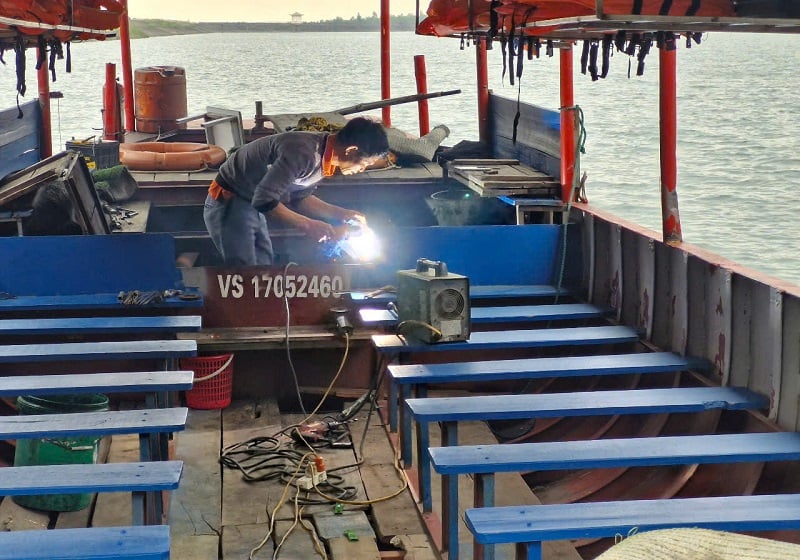 Marina is deserted, boat owners take advantage of maintenance and upgrade of motorboats