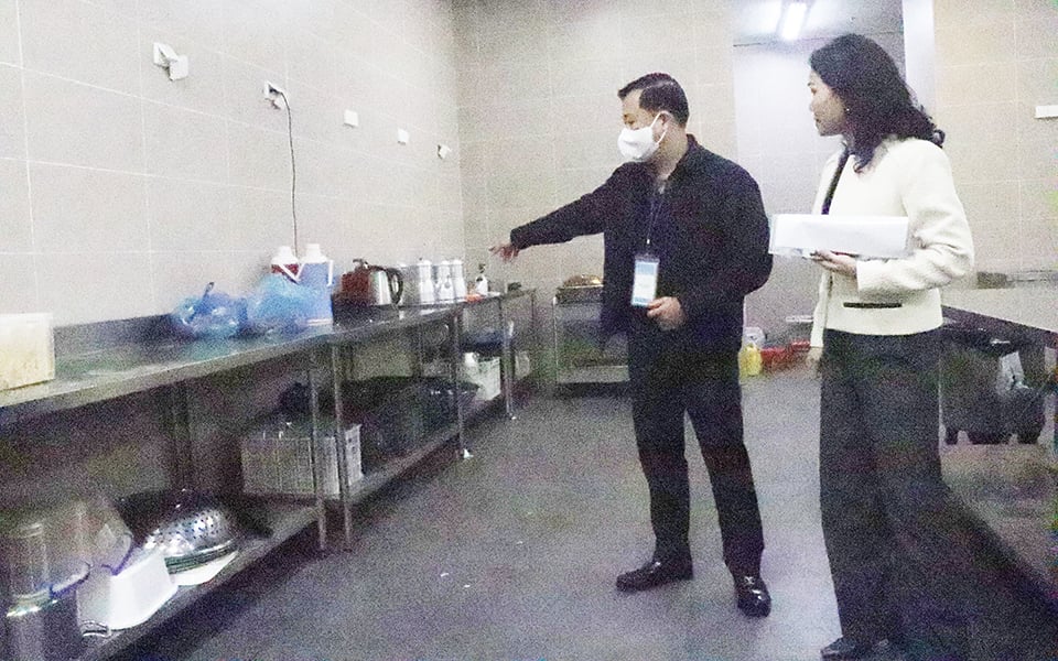 Head of Hanoi Food Safety Department Dang Thanh Phong inspects the kitchen at the National Assembly Building.