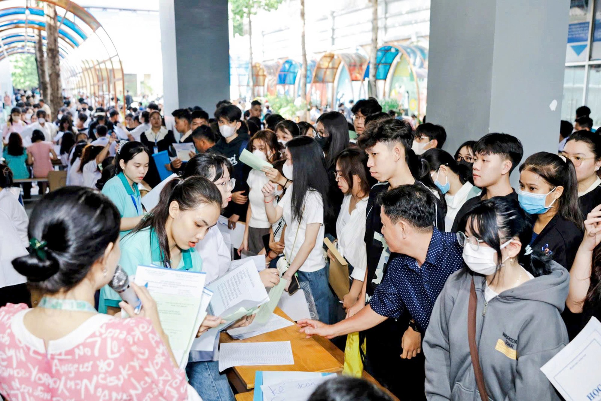 Nhiều trường đại học điều chỉnh phương án tuyển sinh - Ảnh 1.