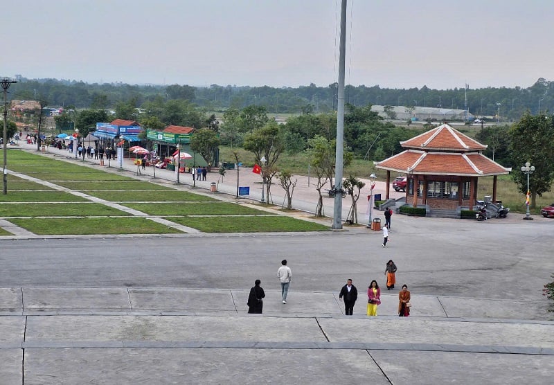 According to statistics from the Management Board of Huong Tich Pagoda Tourist Area, from the Lunar New Year of At Ty until now, there have been about 320,000 visitors coming to visit, worship, pray for peace, happiness, and smooth sailing.