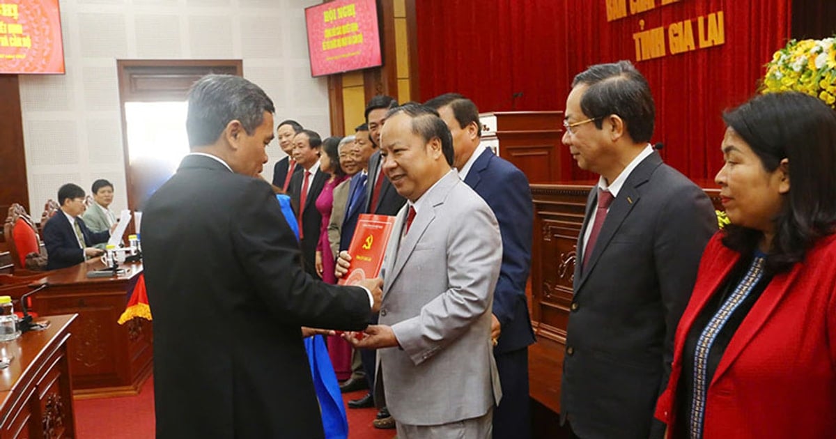 Standing Deputy Secretary of the Provincial Party Committee Chau Ngoc Tuan holds the position of Secretary...