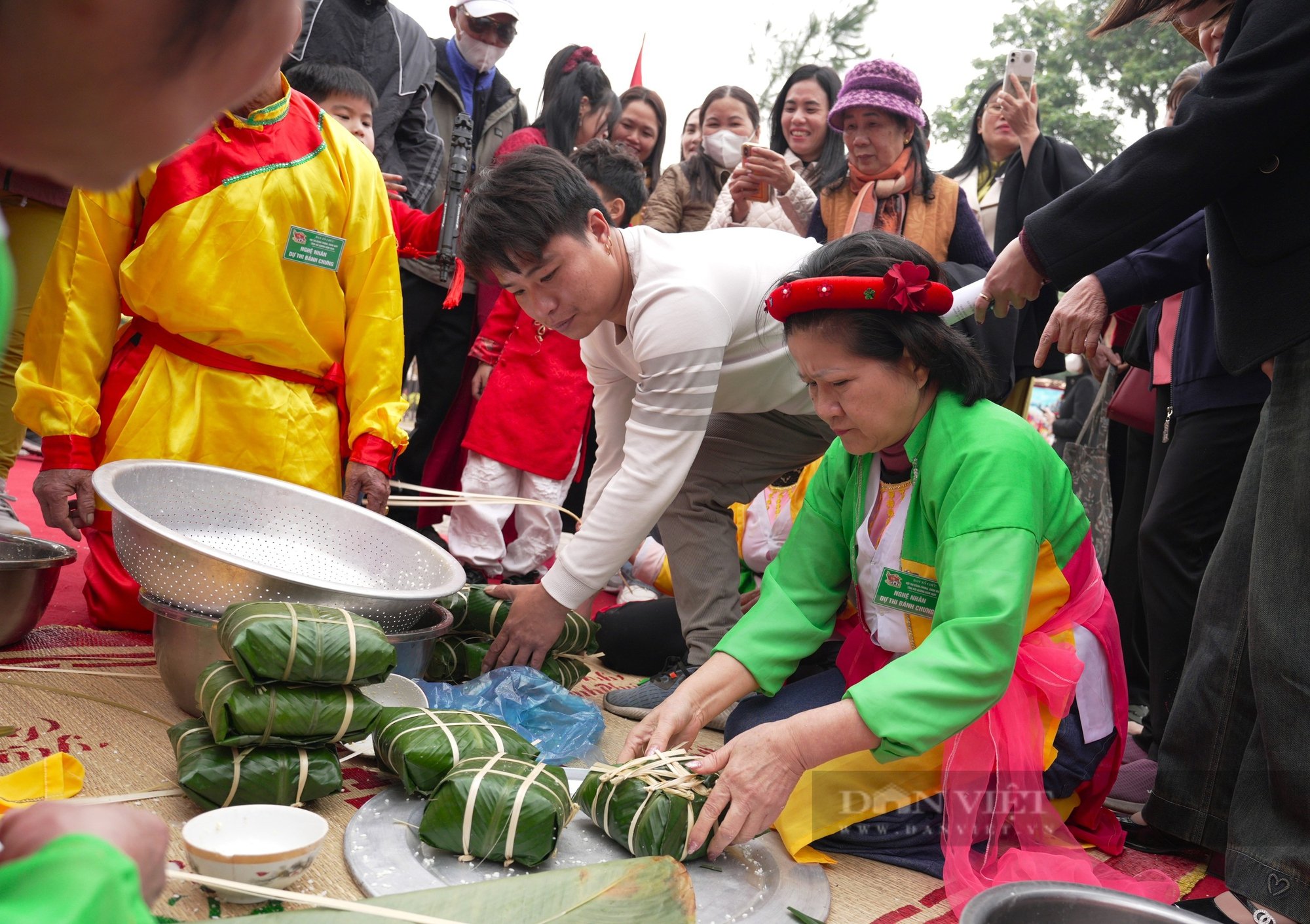 Nông dân Hải Dương trẩy hội xuân Côn Sơn Kiếp Bạc thi gói bánh chưng, giã bánh giầy xem ai khéo tay- Ảnh 5.