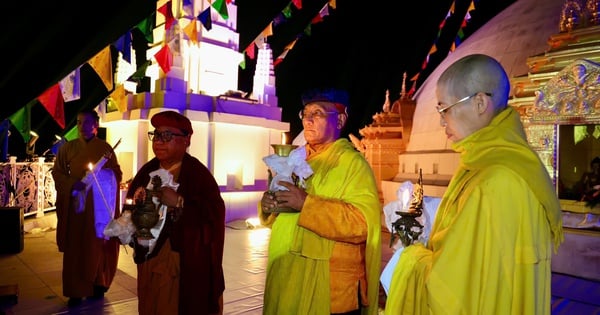 Die große Lampenübertragungszeremonie für den Frieden an der großen Tay Thien-Stupa mit 3D-Mapping