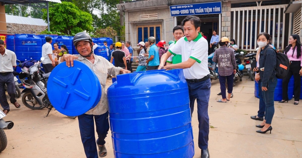 FE Credit brings water tanks to people in drought and salinity areas