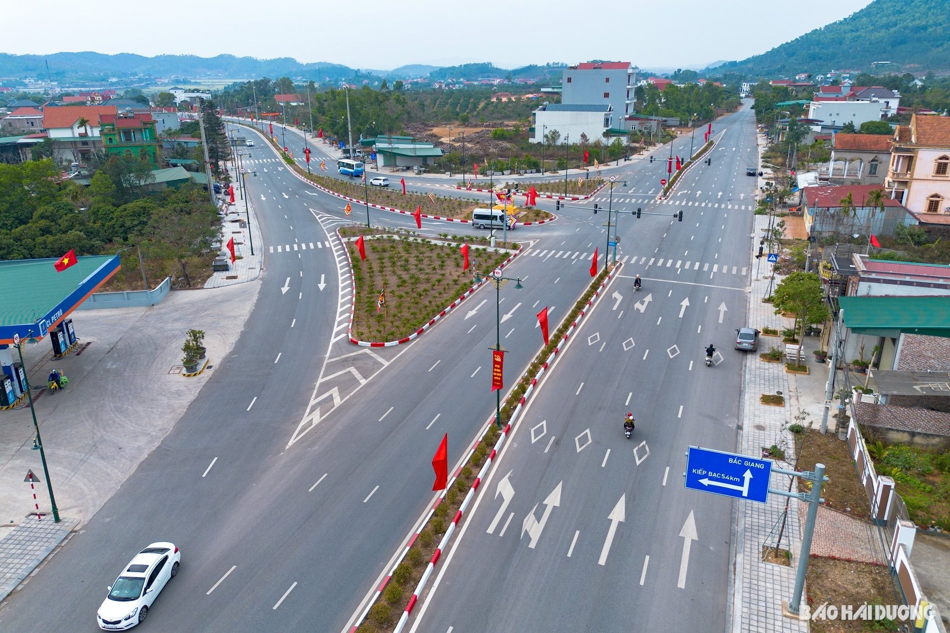 Foto 1: Am National Highway 37, km 92 + 600 und km 92 + 950 (Kreuzung An Linh), wird das Organisationskomitee einen Abschnitt der Straße für den Durchlauf der Athleten beschlagnahmen. Die Straßensperrung wird voraussichtlich 20 – 30 Minuten dauern (vom ersten Sportler bis zur letzten Person, die diesen Bereich passiert).