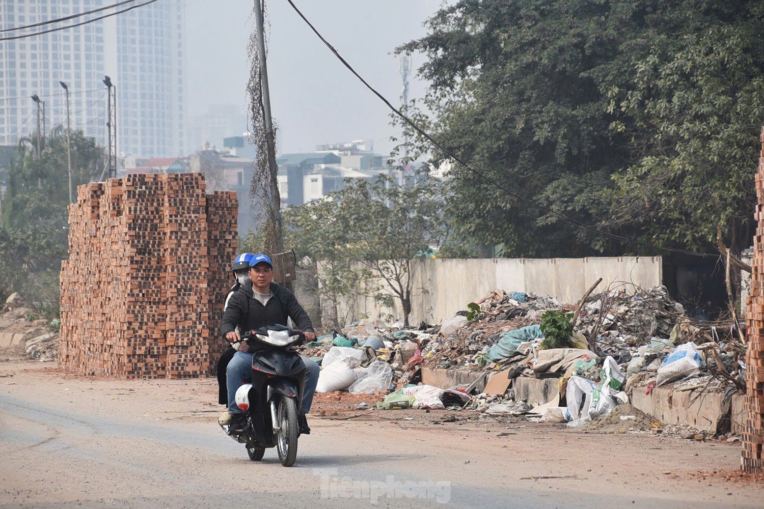 Hanoï : la route inachevée d'un milliard de dollars est pleine de déchets et de poussière, photo 1