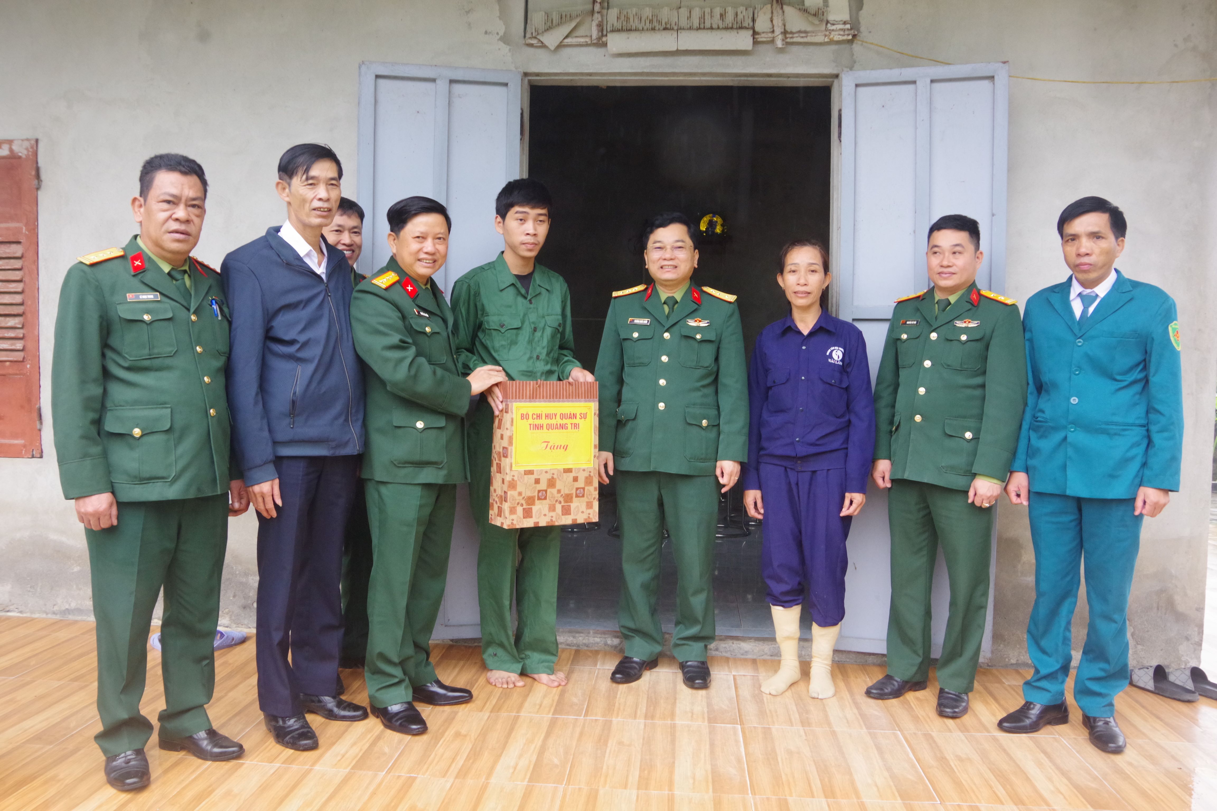 Überprüfung der Vorbereitungen für die militärische Übergabezeremonie und Besuch und Ermutigung junger Männer, die sich auf den Eintritt in die Armee vorbereiten