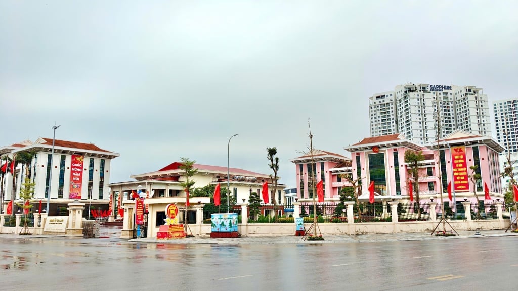 El área del Comité del Partido de la Ciudad y del Comité Popular de la ciudad de Ha Long está decorada brillantemente con vallas publicitarias, carteles y lemas.