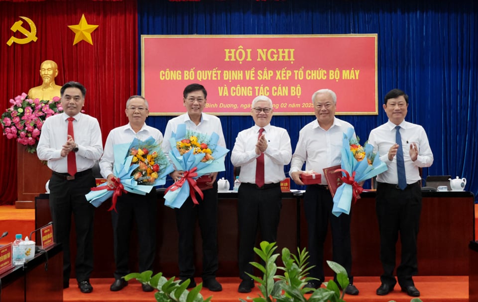 Binh Duong Provincial Party Committee awarded early retirement decisions to provincial leaders. Photo: Organizing Committee.