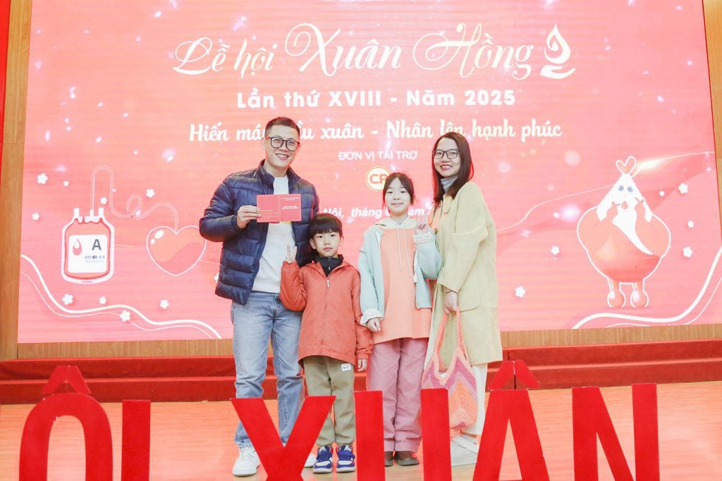 Đến Lễ hội Xuân hồng, ‘Hiến máu đầu xuân - Nhân lên hạnh phúc’ - Ảnh 2.